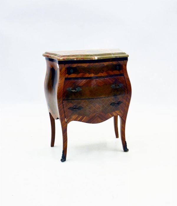 Comodino, sec. XIX, in varie essenze, fronte e laterali bombati, tre cassetti, piano in marmo, cm 55x32x66&nbsp;&nbsp;&nbsp;&nbsp;&nbsp;&nbsp;&nbsp;&nbsp;&nbsp;&nbsp;&nbsp;&nbsp;&nbsp;&nbsp;&nbsp;&nbsp;&nbsp;&nbsp;&nbsp;&nbsp;&nbsp;&nbsp;&nbsp;&nbsp;&nbsp;&nbsp;&nbsp;&nbsp;&nbsp;&nbsp;&nbsp;&nbsp;&nbsp;&nbsp;&nbsp;&nbsp;&nbsp;