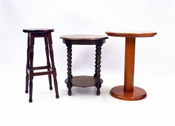 Due tavolini ed uno sgabello, sec. XX, in varie essenze, alt. da cm 68 a cm