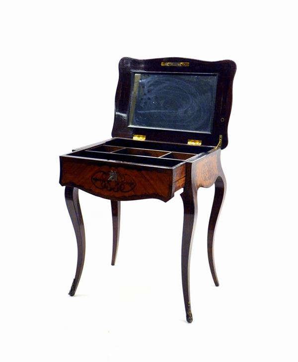 Toilette da camera, sec. XX, in varie essenze, piano da alzarsi con&nbsp;&nbsp;&nbsp;&nbsp;&nbsp;&nbsp;&nbsp;