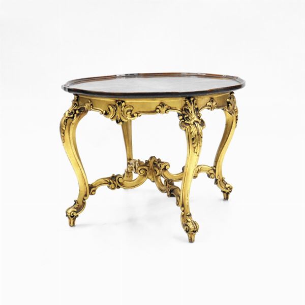 Tavolino, sec. XX, in legno dorato e intagliato a motivi vegetali, piano sagomato, diam. cm 69 alt. cm 52&nbsp;&nbsp;&nbsp;&nbsp;&nbsp;&nbsp;&nbsp;&nbsp;&nbsp;&nbsp;&nbsp;&nbsp;&nbsp;&nbsp;&nbsp;&nbsp;&nbsp;&nbsp;&nbsp;&nbsp;&nbsp;&nbsp;&nbsp;&nbsp;&nbsp;&nbsp;&nbsp;&nbsp;&nbsp;&nbsp;&nbsp;&nbsp;&nbsp;&nbsp;&nbsp;&nbsp;&nbsp;&nbsp;&nbsp;&nbsp;&nbsp;&nbsp;