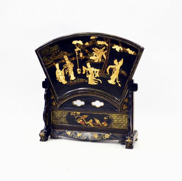 Parafuoco, Cina, sec. XIX, in legno laccato nero con decori a rilievo&nbsp;&nbsp;&nbsp;&nbsp;&nbsp;