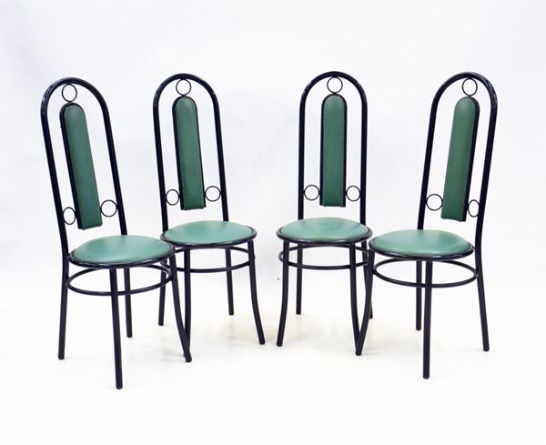 Quattro sedie, in stile Thonet, in metallo laccato nero, seduta e schienale