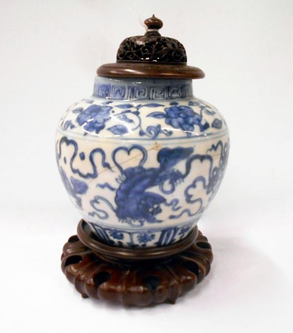 Vasetto, Cina, sec. XX, in maiolica con decori a fiori e animali, base e&nbsp;&nbsp;