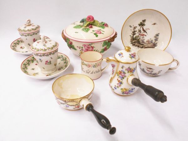 Due tazzine, sec. XIX, in porcellaa con decori a fiori, completi di&nbsp;&nbsp;&nbsp;&nbsp;&nbsp;&nbsp;&nbsp;