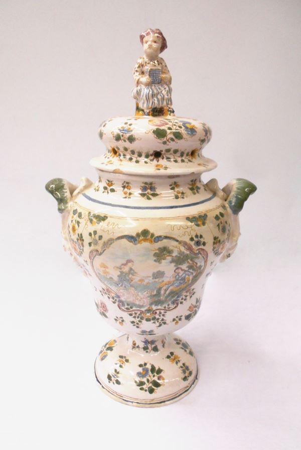 Vaso, sec. XIX, in maiolica policroma con pitture a paesaggio e fiori,      - Asta GIOIELLI, ARREDI D'ANTIQUARIATO, DIPINTI DAL XVI AL XX SECOLO E ARGENTI - Poggio Bracciolini Casa d'Aste