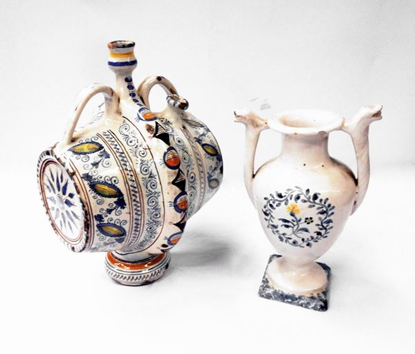 Bottiglia, sec. XIX, in maiolica a forma di barile, decorata a fiori, cm&nbsp;&nbsp;  - Asta GIOIELLI, ARREDI D'ANTIQUARIATO, DIPINTI DAL XVI AL XX SECOLO E ARGENTI - Poggio Bracciolini Casa d'Aste