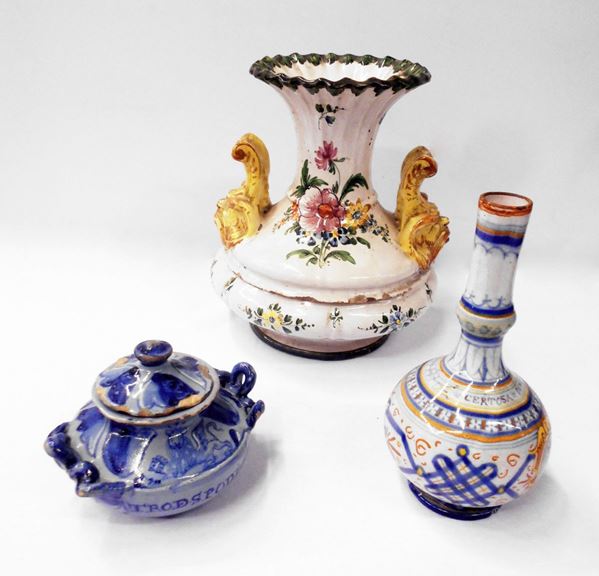 Vasetto, sec. XX, manifattura Cantagalli, decoro a fiori con stemma ed&nbsp;&nbsp;&nbsp;&nbsp;  - Asta GIOIELLI, ARREDI D'ANTIQUARIATO, DIPINTI DAL XVI AL XX SECOLO E ARGENTI - Poggio Bracciolini Casa d'Aste