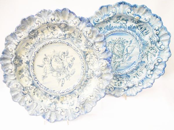 Coppia di grandi piatti, inizi sec. XX, manifattura Cantagalli, in maiolica  - Asta GIOIELLI, ARREDI D'ANTIQUARIATO, DIPINTI DAL XVI AL XX SECOLO E ARGENTI - Poggio Bracciolini Casa d'Aste