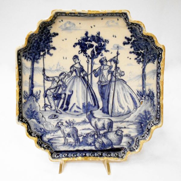 Vassoio, sec. XIX, in maiolica con decoro a figure e paesaggio, cm 23x23,&nbsp;  - Asta GIOIELLI, ARREDI D'ANTIQUARIATO, DIPINTI DAL XVI AL XX SECOLO E ARGENTI - Poggio Bracciolini Casa d'Aste