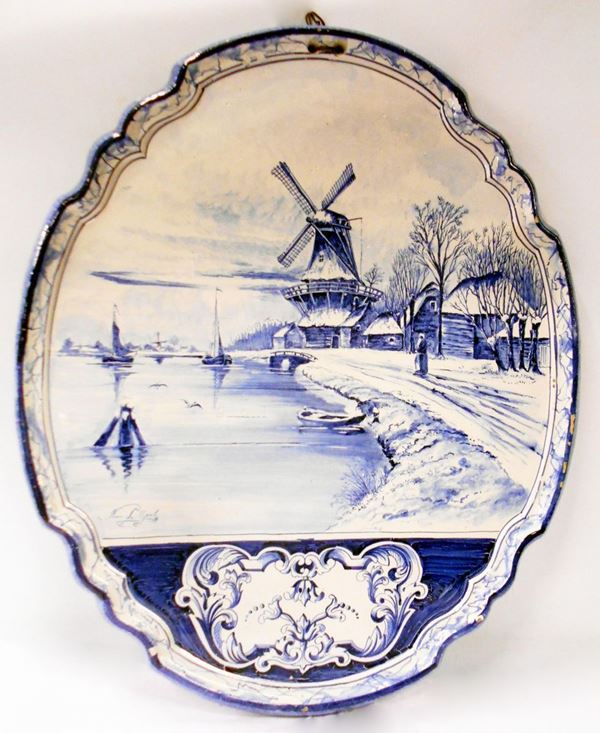 Vassoio, sec. XX, in maiolica sagomato e decorato a paesaggio, firmato, cm  - Asta GIOIELLI, ARREDI D'ANTIQUARIATO, DIPINTI DAL XVI AL XX SECOLO E ARGENTI - Poggio Bracciolini Casa d'Aste