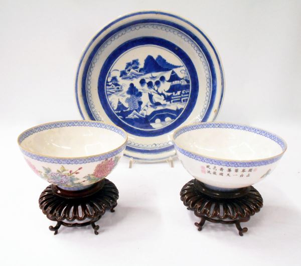 Piatto, arte orientale, sec. XX, in maiolica decorata a paesaggio, diam. cm  - Asta GIOIELLI, ARREDI D'ANTIQUARIATO, DIPINTI DAL XVI AL XX SECOLO E ARGENTI - Poggio Bracciolini Casa d'Aste