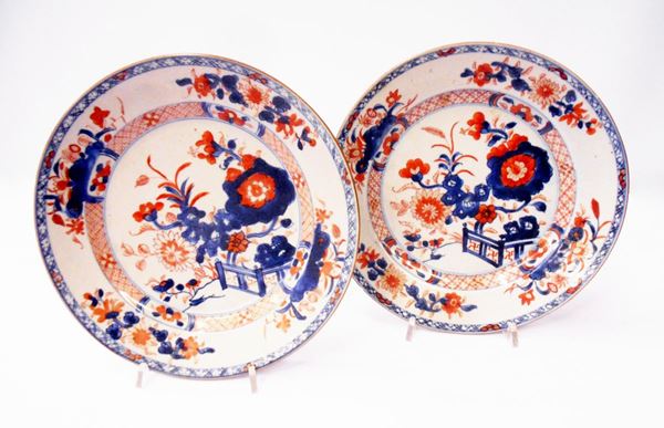 Coppia di piatti, Cina, sec. XIX, in maiolica con decori nei toni del blu e  - Asta GIOIELLI, ARREDI D'ANTIQUARIATO, DIPINTI DAL XVI AL XX SECOLO E ARGENTI - Poggio Bracciolini Casa d'Aste