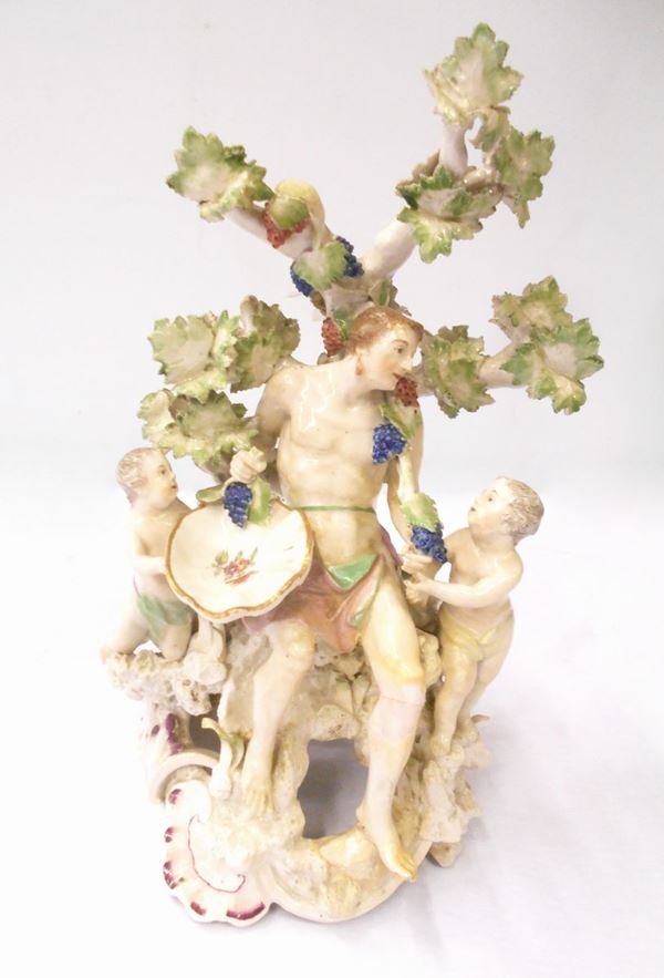 Gruppo, sec. XIX, in maiolica, raffigurante "raccolta dell'uva", cm 28x17,  - Asta GIOIELLI, ARREDI D'ANTIQUARIATO, DIPINTI DAL XVI AL XX SECOLO E ARGENTI - Poggio Bracciolini Casa d'Aste