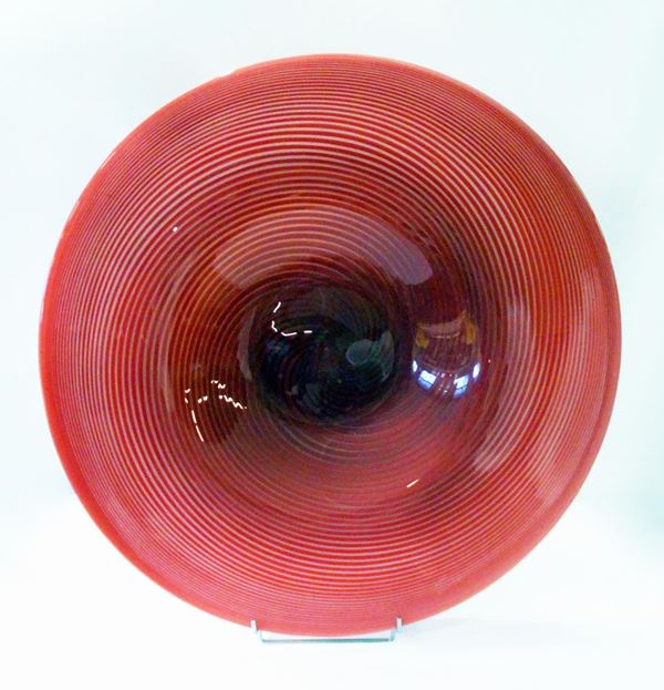 Grande piatto, sec. XX, in vetro di Murano nei colori del rosso con linee&nbsp;