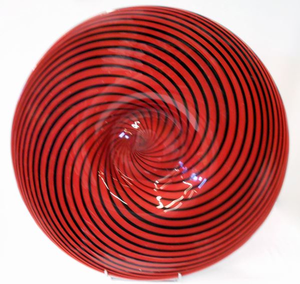 Grande piatto, sec. XX, in vetro di Murano nei toni del rosso e del nero,&nbsp;  - Asta GIOIELLI, ARREDI D'ANTIQUARIATO, DIPINTI DAL XVI AL XX SECOLO E ARGENTI - Poggio Bracciolini Casa d'Aste