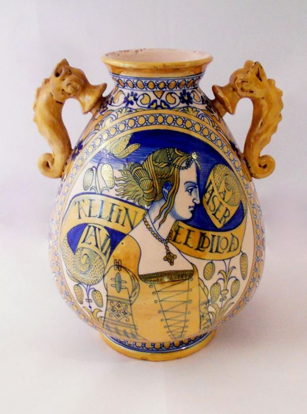 Vaso, sec. XIX, in maiolica policroma a lustro con figura femminile,&nbsp;&nbsp;&nbsp;&nbsp;&nbsp;&nbsp;  - Asta GIOIELLI, ARREDI D'ANTIQUARIATO, DIPINTI DAL XVI AL XX SECOLO E ARGENTI - Poggio Bracciolini Casa d'Aste