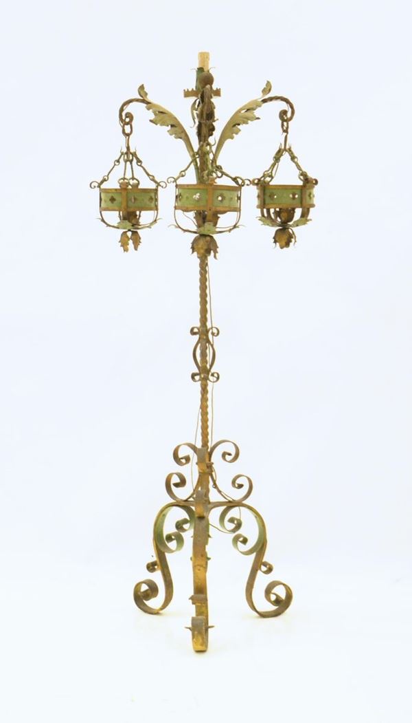 Torcera, sec. XIX, in ferro battuto laccato nei toni del verde e dell'oro e  - Asta GIOIELLI, ARREDI D'ANTIQUARIATO, DIPINTI DAL XVI AL XX SECOLO E ARGENTI - Poggio Bracciolini Casa d'Aste