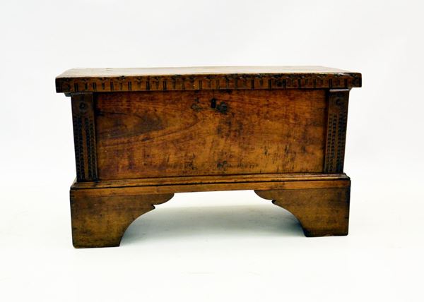 Piccola cassapanca, sec. XVIII, in castagno, piano ad alzarsi, cm 88x38x51  - Asta GIOIELLI, ARREDI D'ANTIQUARIATO, DIPINTI DAL XVI AL XX SECOLO E ARGENTI - Poggio Bracciolini Casa d'Aste