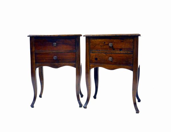 Coppia di comodini, in stile 700, in noce, due cassetti, cm 50x34x69,&nbsp;&nbsp;&nbsp;&nbsp;&nbsp;  - Asta GIOIELLI, ARREDI D'ANTIQUARIATO, DIPINTI DAL XVI AL XX SECOLO E ARGENTI - Poggio Bracciolini Casa d'Aste