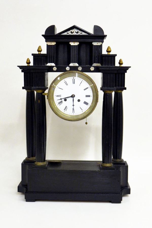 Orologio da tavolo, Austria, sec. XX, in legno ebanizzato, mostra&nbsp;&nbsp;&nbsp;&nbsp;&nbsp;&nbsp;&nbsp;&nbsp;&nbsp;  - Asta GIOIELLI, ARREDI D'ANTIQUARIATO, DIPINTI DAL XVI AL XX SECOLO E ARGENTI - Poggio Bracciolini Casa d'Aste
