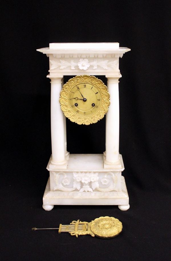 Orologio a tempietto, Francia, Impero, in alabstro, mostra e pendolo in&nbsp;&nbsp;&nbsp;  - Asta GIOIELLI, ARREDI D'ANTIQUARIATO, DIPINTI DAL XVI AL XX SECOLO E ARGENTI - Poggio Bracciolini Casa d'Aste