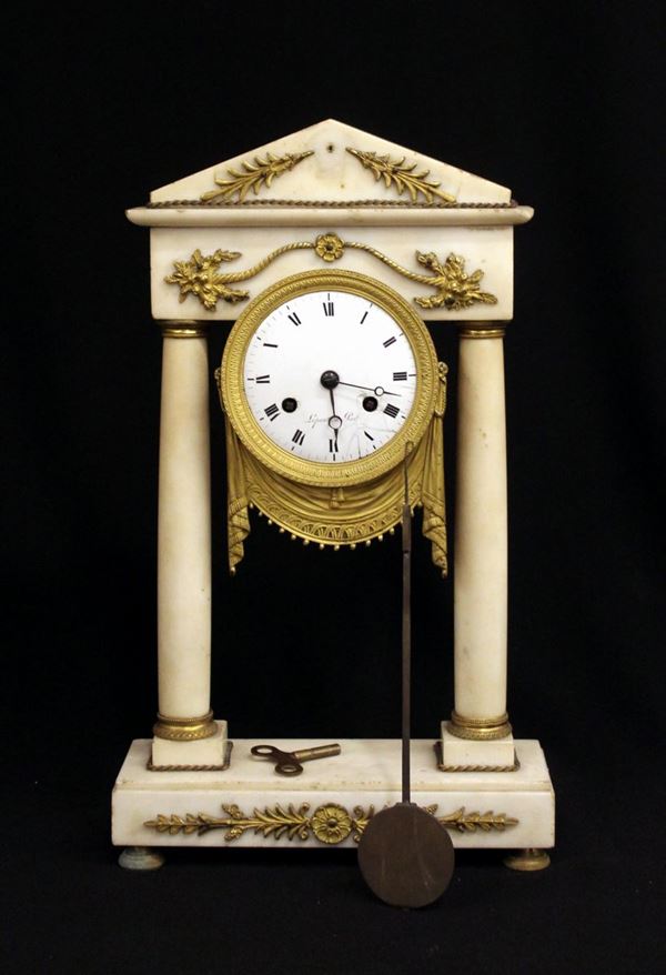 Orologio a tempietto, Francia, Impero, in marmo bianco, numerosi rapporti&nbsp;  - Asta GIOIELLI, ARREDI D'ANTIQUARIATO, DIPINTI DAL XVI AL XX SECOLO E ARGENTI - Poggio Bracciolini Casa d'Aste