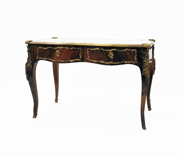 Scrivania da centro, Francia, sec. XX, in palissandro, piano rivestito in pelle, due cassetti, rapporti in metallo dorato, cm 120x65x78&nbsp;&nbsp;&nbsp;&nbsp;&nbsp;&nbsp;&nbsp;&nbsp;&nbsp;&nbsp;&nbsp;&nbsp;&nbsp;