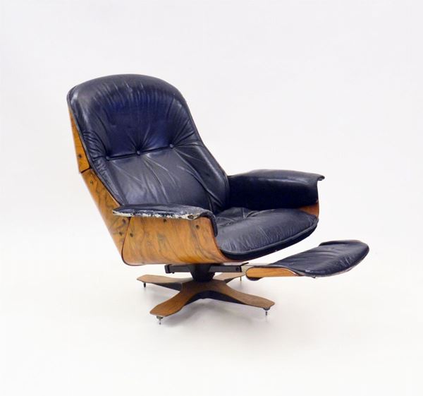 Poltrona, anni 60-70, in legno e pelle con poggiapiedi estraibile; cm 85x70x92, difetti