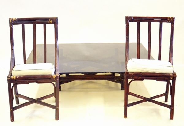 Tavolo da fumo e dodici sedie, in bamboo, sec. XX, tavolo cm 150x150x34,&nbsp;&nbsp;