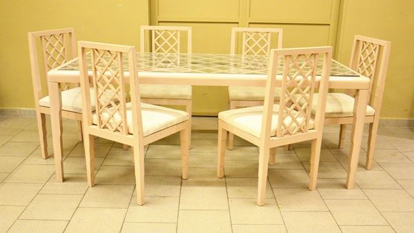 Tavolo e sei sedie, sec. XX, in legno laccato nei toni del rosa, piano in&nbsp;