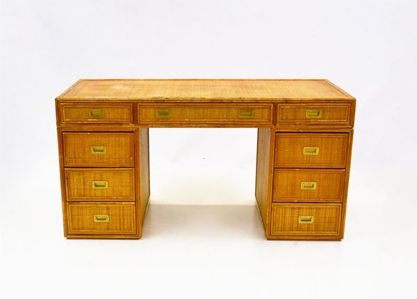 Scrivania, sec. XX, in bamboo, nove cassetti, cm 150x72x77&nbsp;&nbsp;&nbsp;&nbsp;&nbsp;&nbsp;&nbsp;&nbsp;&nbsp;&nbsp;&nbsp;&nbsp;&nbsp;&nbsp;&nbsp;&nbsp;
