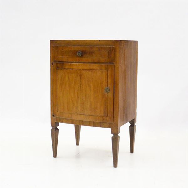 Comodino, sec. XIX, in noce, un cassetto ed uno sportello, cm 51x42x83&nbsp;&nbsp;&nbsp;&nbsp;