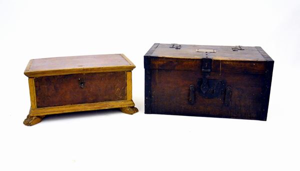 Due piccole cassapanche, sec. XIX, in legno laccato, cm 50x30x25 e cm&nbsp;&nbsp;&nbsp;&nbsp;&nbsp;