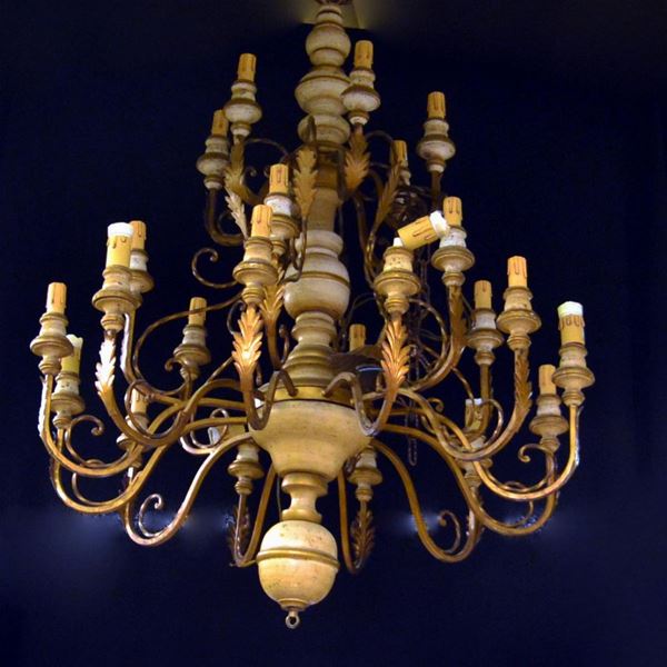 Lampadario, sec. XX, in legno e metallo laccato a ventiquattro luci, alt.&nbsp;  - Asta GIOIELLI, ARREDI D'ANTIQUARIATO, DIPINTI DAL XVI AL XX SECOLO E ARGENTI - Poggio Bracciolini Casa d'Aste