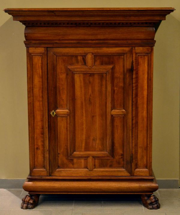 Piccolo armadietto, in&nbsp; stile rinascimento, in noce, ad uno sportello sformellato, ed un cassetto cm 118x55x147&nbsp;&nbsp;&nbsp;&nbsp;&nbsp;&nbsp;&nbsp;&nbsp;&nbsp;&nbsp;&nbsp;&nbsp;&nbsp;&nbsp;&nbsp;&nbsp;&nbsp;&nbsp;&nbsp;&nbsp;&nbsp;&nbsp;&nbsp;&nbsp;&nbsp;&nbsp;&nbsp;&nbsp;&nbsp;&nbsp;&nbsp;&nbsp;&nbsp;&nbsp;&nbsp;&nbsp;&nbsp;&nbsp;&nbsp;&nbsp;&nbsp;&nbsp;&nbsp;&nbsp;&nbsp;&nbsp;&nbsp;&nbsp;&nbsp;&nbsp;&nbsp;&nbsp;&nbsp;&nbsp;&nbsp;&nbsp;&nbsp;&nbsp;&nbsp;&nbsp;&nbsp;&nbsp;&nbsp;&nbsp;