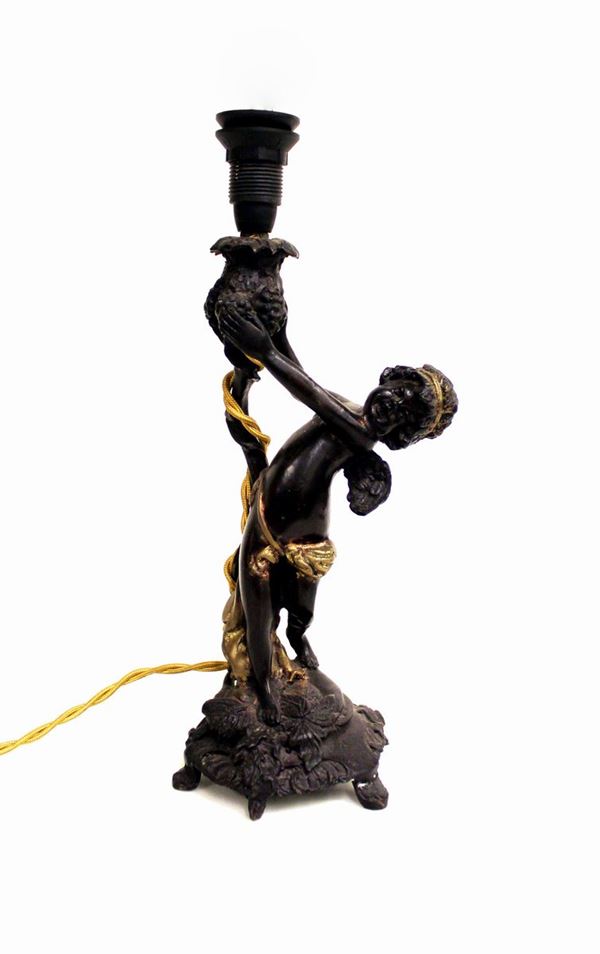 Lampada da tavolo, sec. XX, in bronzo patinato raffigurante angelo&nbsp;&nbsp;&nbsp;&nbsp;&nbsp;&nbsp;&nbsp;&nbsp;  - Asta GIOIELLI, ARREDI D'ANTIQUARIATO, DIPINTI DAL XVI AL XX SECOLO E ARGENTI - Poggio Bracciolini Casa d'Aste