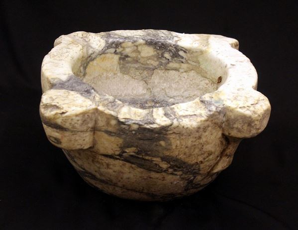 Grande mortaio, sec. XVI, in breccia, cm 54x54x23, difetti           