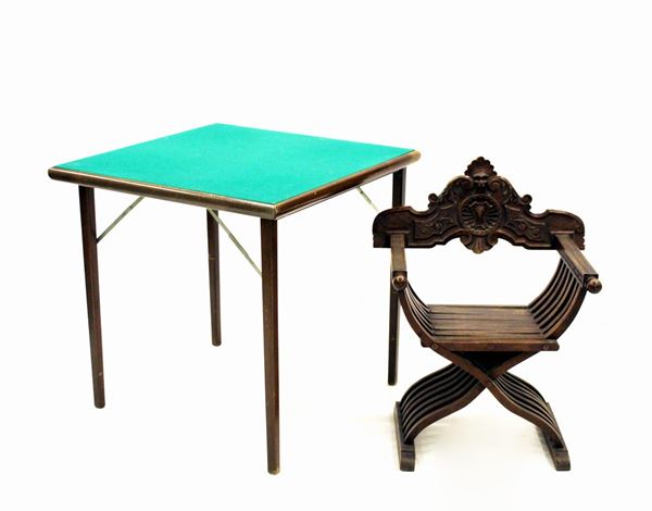 Tavolino da gioco, sec. XX, in faggio, struttura pieghevole, piano quadrato