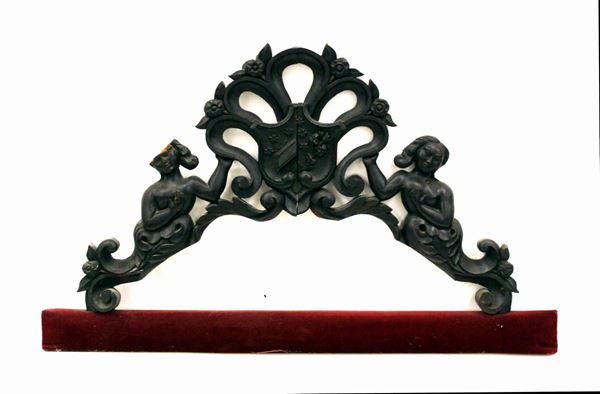 Testiera di letto, sec. XX,&nbsp; in legno intagliato a figure femminili&nbsp;&nbsp;&nbsp;&nbsp;&nbsp;&nbsp;&nbsp;