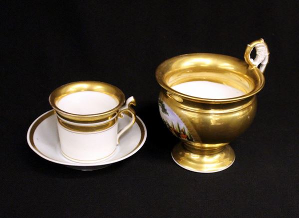 Tazza, Francia, inizio sec. XIX, in porcellana dorata, ampia riserva ovale