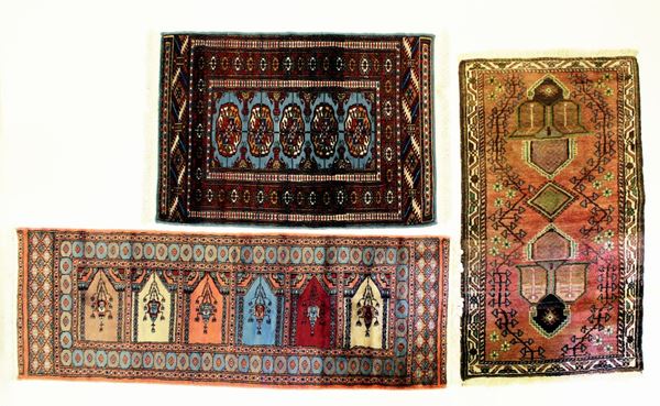 Tappeto, Pakistan, sec. XX, a impianto bukara nei toni del rosso e del blu con riserva a gul, cm 79x127
