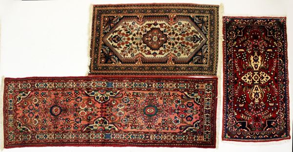 Tre tappeti, sec. XX, impianto Saruk a motivi floreali multicolori, galleria cm 68x220 (3)