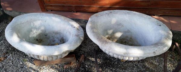 Due acquasantiere, sec. XIX, in marmo corpo ovale, fascia inferiore       