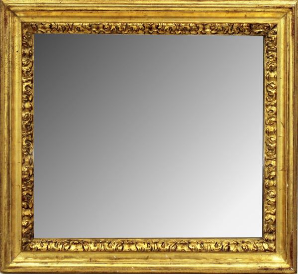 Specchiera, sec. XX, in legno dorato, luce percorsa da motivo a fogliette&nbsp;
