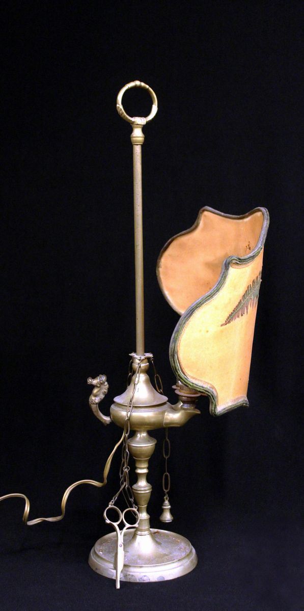 Lucerna fiorentina, sec. XIX, in ottone, due fiamme, presa modellata a&nbsp;&nbsp;&nbsp;&nbsp;