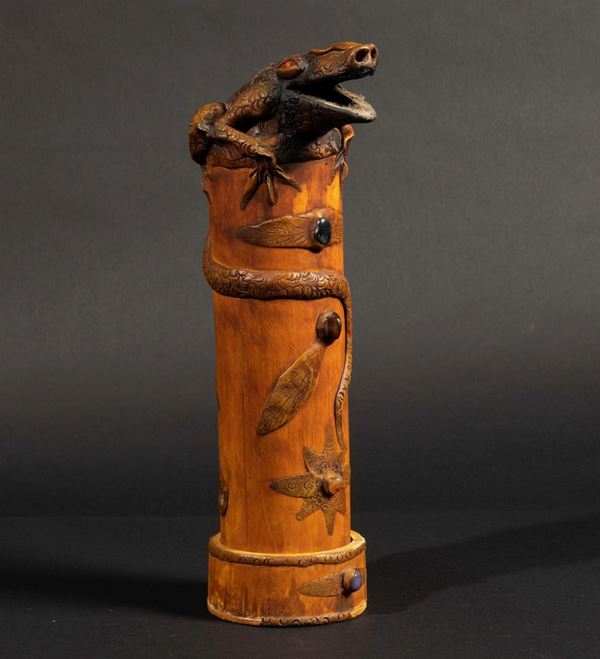 Portagrilli cilindrico, Cina,&nbsp; sec. XIX, in legno di bamboo con figura di&nbsp;