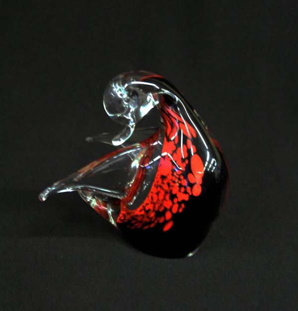 Scultura, Murano, sec. XX, in vetro incolore, rosso e nero immerso al&nbsp;&nbsp;&nbsp;&nbsp;&nbsp;