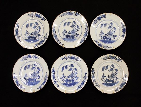 Sei piatti, Cina, fine sec. XIX, in porcellana bianco blu, decorati a&nbsp;&nbsp;&nbsp;&nbsp;&nbsp;  - Asta GIOIELLI, ARREDI D'ANTIQUARIATO, DIPINTI DAL XVI AL XX SECOLO E ARGENTI - Poggio Bracciolini Casa d'Aste