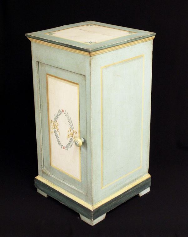 Credenzino, sec. XX, in legno laccato nei toni cel crema e del verde, piano  - Asta GIOIELLI, ARREDI D'ANTIQUARIATO, DIPINTI DAL XVI AL XX SECOLO E ARGENTI - Poggio Bracciolini Casa d'Aste