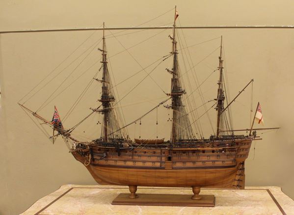 Modello in scala 1:34 della H.S.M. Victory, sec. XX, vascello di prima classe della Royal Navy a tre ponti, 104 cannoni. Costruita nel 1760, fu la nave ammiraglia della flotta inglese dell’ammiraglio Nelson con il quale vinse la battaglia di Capo Trafalgar nel 1805 contro la flotta francese e spagnola. Realizzata interamente a mano, realizzazione 5.000 di lavoro, cm 210x75x155  - Asta GIOIELLI, ARREDI D'ANTIQUARIATO, DIPINTI DAL XVI AL XX SECOLO E ARGENTI - Poggio Bracciolini Casa d'Aste